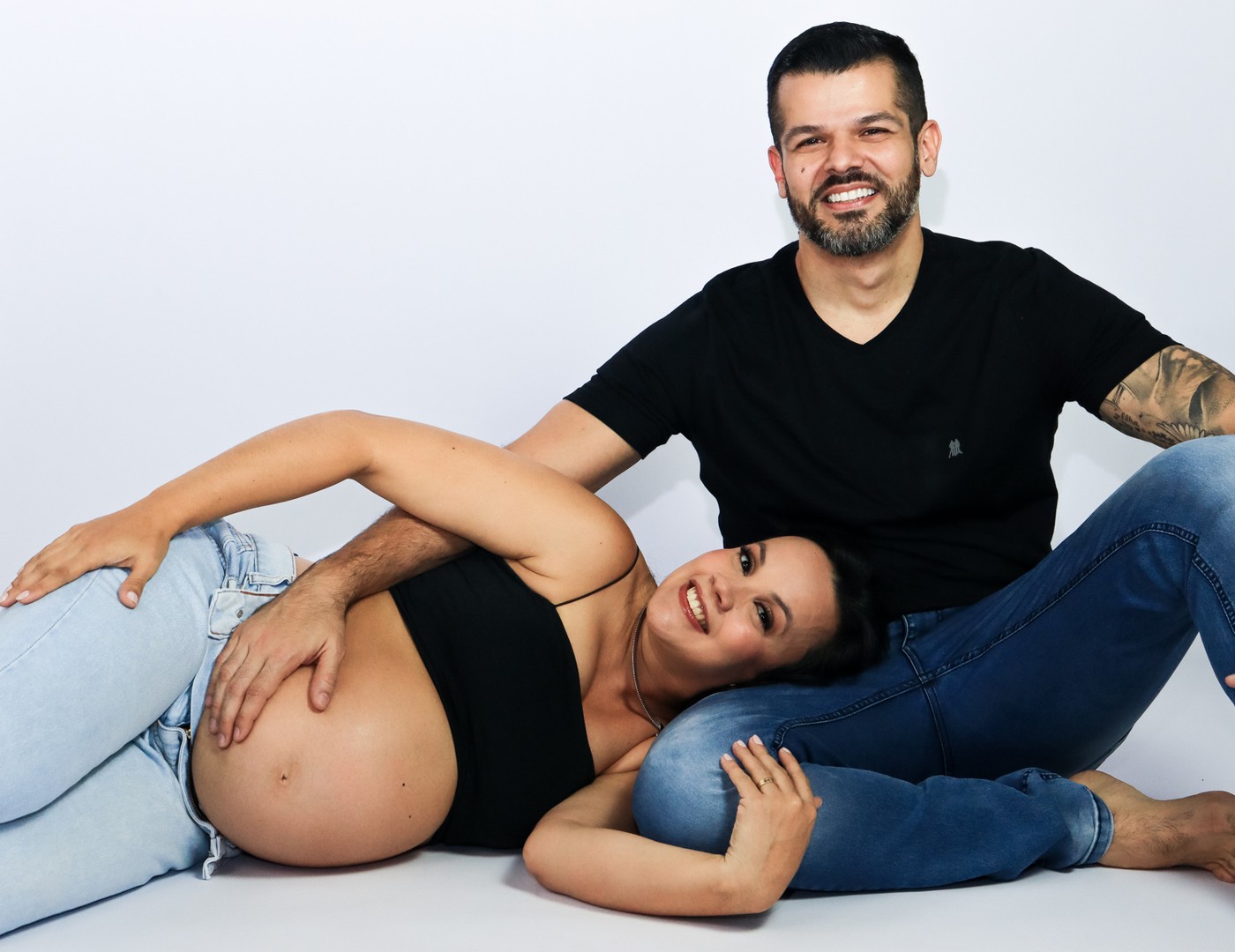 Casal em um ensaio de gestante em estúdio
