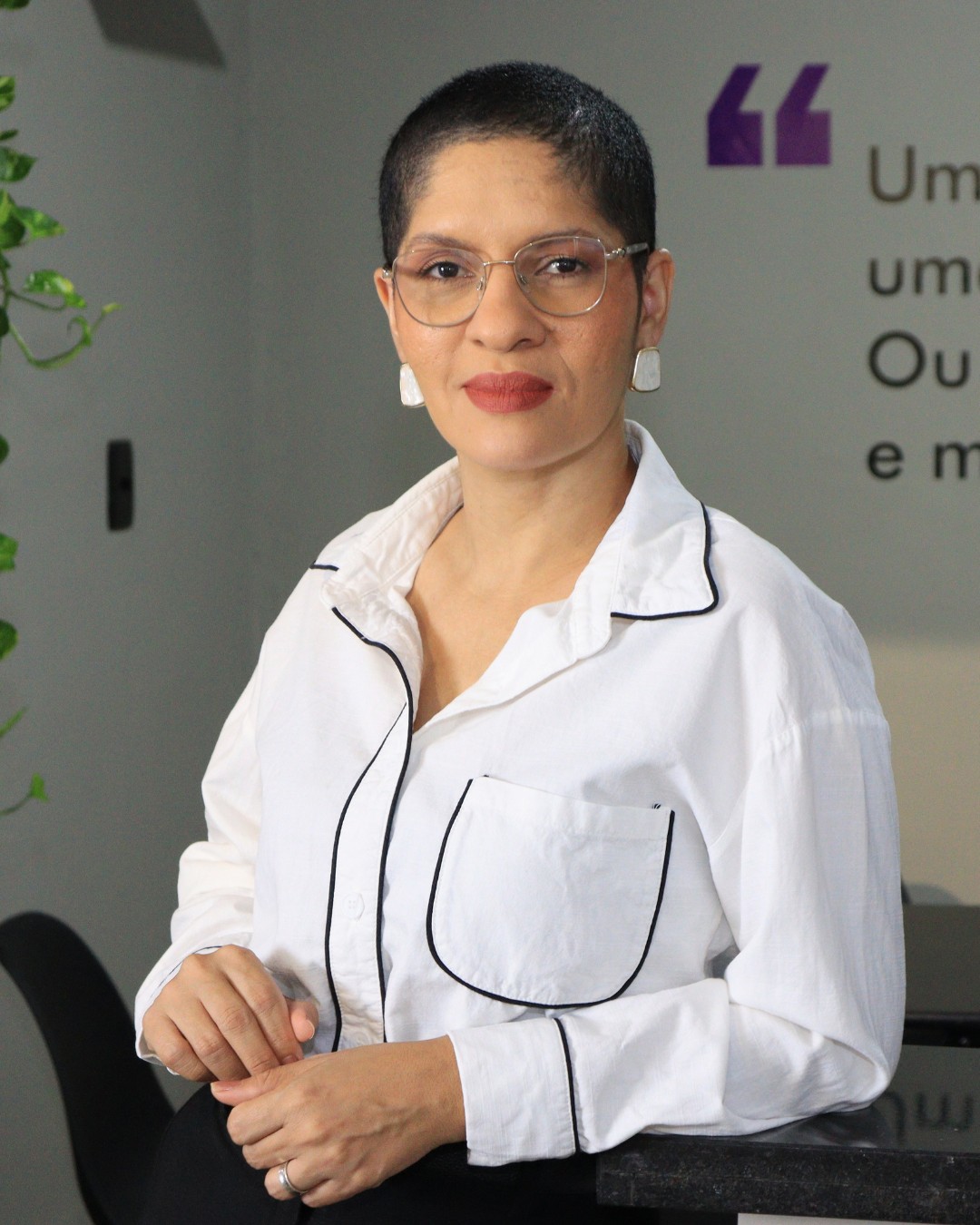 Maiara Gomes, estrategista de marcas, em seu espaço de trabalho
